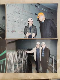 彩色照片：王超拍摄---工程师们检查水电站的发电设备的彩色照片       共5张照片合售     彩色照片箱3   00193