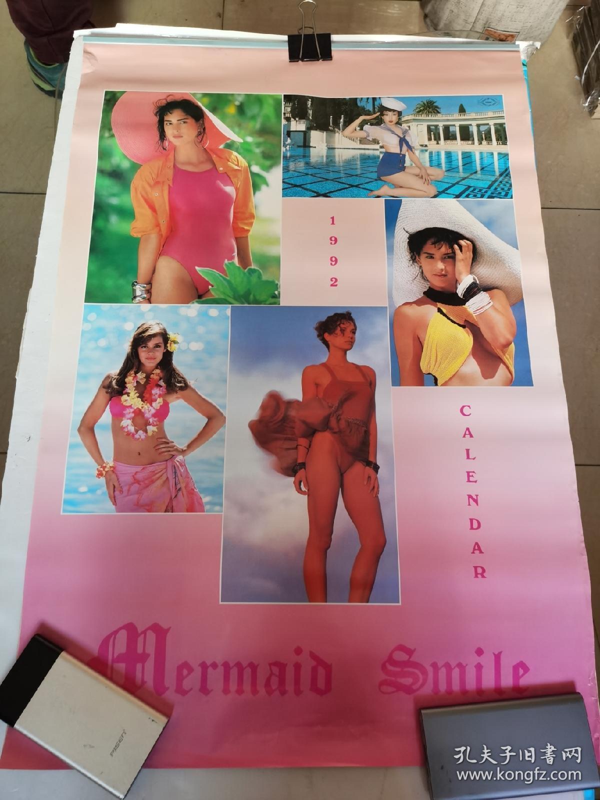 1992年  美女泳装  挂历【6张塑纸挂历全，品见实图，75x50cm】