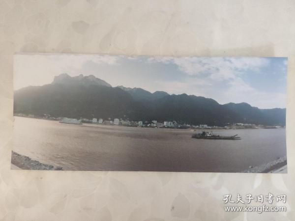 彩色照片：三峡沿岸近景的彩色照片---横版         共1张照片售     彩色照片箱3   00197