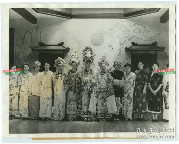 民国1936年美国旧金山唐人街时装周，漂亮的中国女士展示旗袍和女子戏服老照片