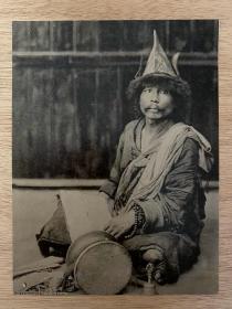 《街角——一个戴帽子的男人》