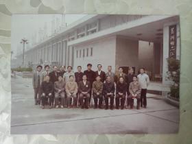 彩色照片：葛洲坝二江电厂领导和全国各大型水电厂（站）来厂参观的合影的彩色照片     共1张照片售     彩色照片箱3   00199