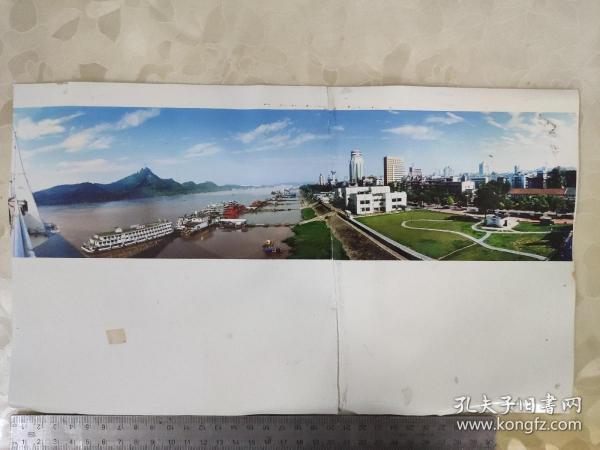 彩色照片：“山美水美” 王道生站在夷陵长江大桥上拍摄上游长江边的城市风景的彩色照片---2张照片粘贴在一起的      共2张照片售     彩色照片箱3   00200