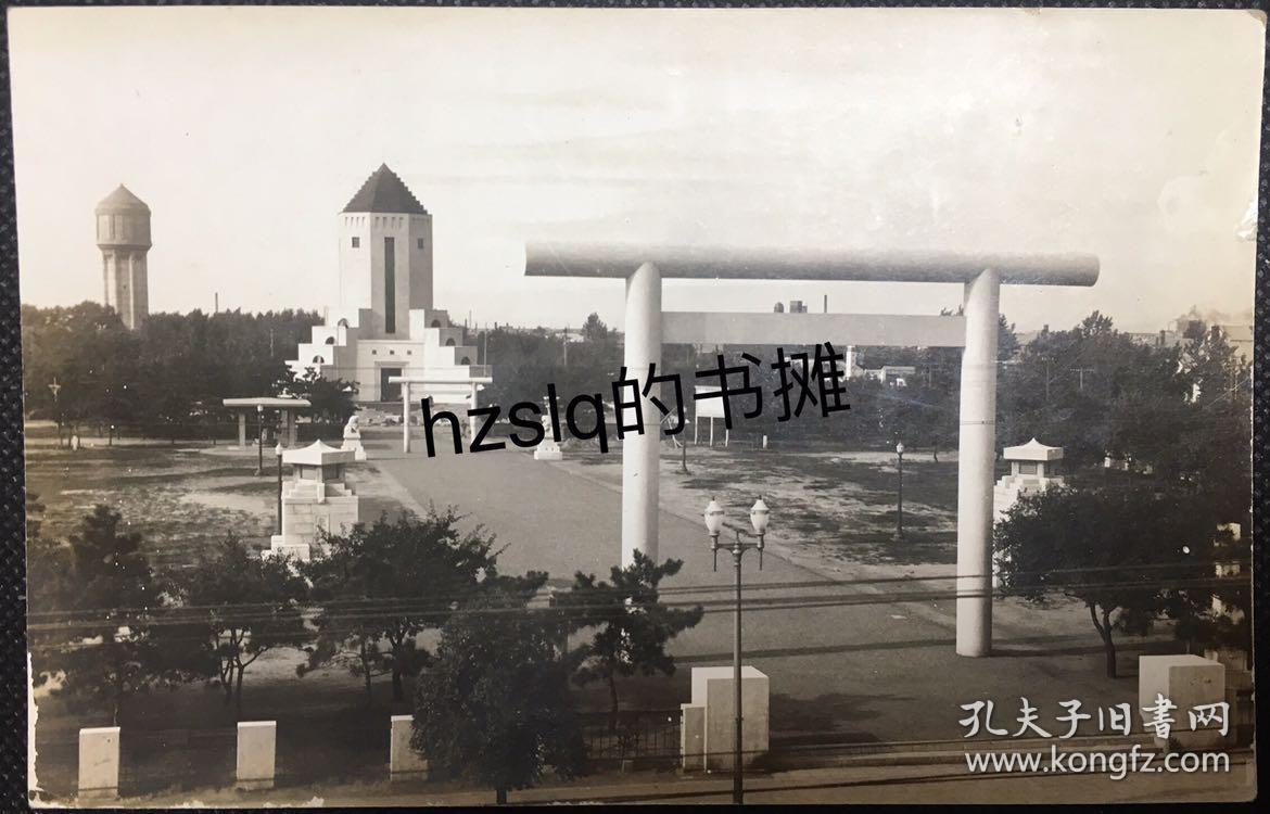 【史料照片】民国时期辽宁沈阳日军奉天忠灵塔及周边景象，可见塔前正在施工的场景。老照片影像清晰、颇为少见难得