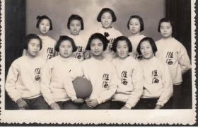 1958年上海淮海中学女子篮球队队员合影