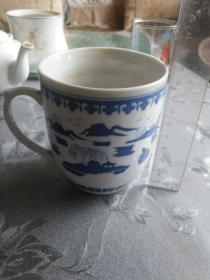 蓝色山水茶杯