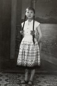 建国后1962年老照片  梳麻花大辫子姑娘  精致美丽少女老照片