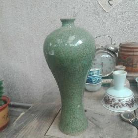 南宋龙泉窑青瓷绿哥釉开片纹鸡腿梅瓶，瓷器花瓶摆件。弧线优雅，开片自然，造型勻称。高23厘米，腹径10厘米。