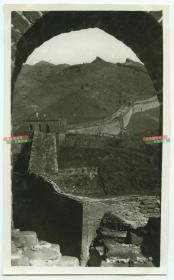 民国时期北京昌平南口一带，从长城敌楼中拍摄城墙残迹老照片，泛银