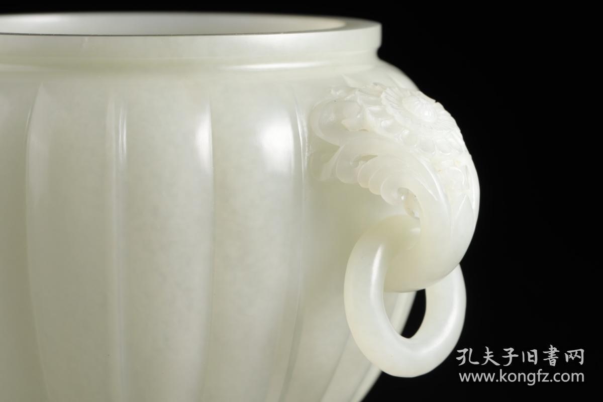 和田玉仙草纹活环南瓜炉 口径7.8cm 肚径11.2cm 高8cm 重283.5g 采用和田玉制成，玉质细腻温润。器身整体为南瓜形，中耳部镂空 成仙草纹 ，简约大气，掏堂处工艺完美细腻，无可挑剔，薄胎工艺出神入化。整器构思精妙不露俗气，神形兼备。 有极高的收藏和把玩价值。