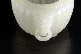 和田玉仙草纹活环南瓜炉 口径7.8cm 肚径11.2cm 高8cm 重283.5g 采用和田玉制成，玉质细腻温润。器身整体为南瓜形，中耳部镂空 成仙草纹 ，简约大气，掏堂处工艺完美细腻，无可挑剔，薄胎工艺出神入化。整器构思精妙不露俗气，神形兼备。 有极高的收藏和把玩价值。