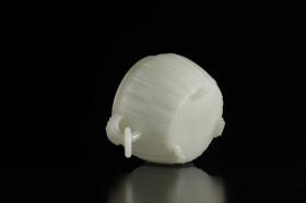 和田玉仙草纹活环南瓜炉 口径7.8cm 肚径11.2cm 高8cm 重283.5g 采用和田玉制成，玉质细腻温润。器身整体为南瓜形，中耳部镂空 成仙草纹 ，简约大气，掏堂处工艺完美细腻，无可挑剔，薄胎工艺出神入化。整器构思精妙不露俗气，神形兼备。 有极高的收藏和把玩价值。