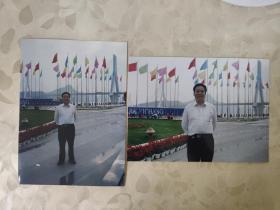 彩色照片：在夷陵长江大桥旁的人物留影的彩色照片       共2张照片售     彩色照片箱3   00201