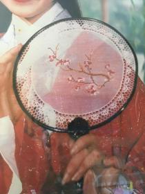 80年代90年代怀旧年画收藏 品相如图 尺寸对开 关于老年画的说明：虽说纸寿千年，但在时光中穿行，多少会留下岁月的痕迹，以纸质为介质的年画在实际存放过程中，多多少少都会出现有轻微的裂口或边缘有褶皱的情况，都属于难以避免的情况；2.有的年画属于库存年画，可能有个一张两张，品相都在伯仲间，发货随机发（标价不含框）3.欢迎欣赏咨询。