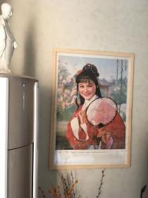 80年代90年代怀旧年画收藏 品相如图 尺寸对开 关于老年画的说明：虽说纸寿千年，但在时光中穿行，多少会留下岁月的痕迹，以纸质为介质的年画在实际存放过程中，多多少少都会出现有轻微的裂口或边缘有褶皱的情况，都属于难以避免的情况；2.有的年画属于库存年画，可能有个一张两张，品相都在伯仲间，发货随机发（标价不含框）3.欢迎欣赏咨询。