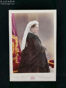 【约19世纪70年代 英国皇家唐尼照相馆拍摄 英国维多利亚女王 手工上色 原版肖像老照片一张 贴于纸质相框】（手工上色的女王肖像非常稀少，尺寸：14*9.8厘米）