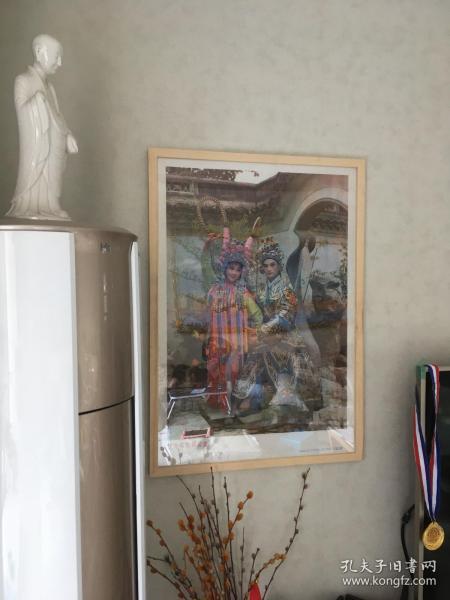 关于老年画的说明：虽说纸寿千年，但在时光中穿行，多少会留下岁月的痕迹，以纸质为介质的年画在实际存放过程中，多多少少都会出现有轻微的裂口或边缘有褶皱的情况，都属于难以避免的情况；2.有的年画属于库存年画，可能有个一张两张，品相都在伯仲间，发货随机发（标价不含框）3.欢迎欣赏咨询。