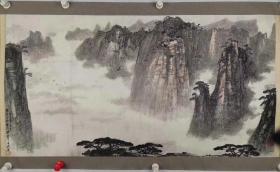 梁树年     尺寸  89/47   横轴欣赏
（1911—2005），名豆村，堂号安樗，斋号警退斋；北京市人，童年读私孰，喜爱诗画，写生画名于乡里，拜画家祁井西为师，后又拜张大千门下，系统地研究了前代画家王石谷、石涛、郭熙及王蒙的画法，取名家之长，融会贯通，代表作品有《黄山旭日》、《黄山云海》、《黄山鲫鱼背》、《黄山峡谷》等；出版有《梁树年画集》、《近现代名家画集——梁树年》等