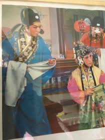 80年代90年代年画收藏 品相如图 尺寸对开 经典戏曲题材 关于老年画的说明：虽说纸寿千年，但在时光中穿行，多少会留下岁月的痕迹，以纸质为介质的年画在实际存放过程中，多多少少都会出现有轻微的裂口或边缘有褶皱的情况，都属于难以避免的情况；2.有的年画属于库存年画，可能有个一张两张，品相都在伯仲间，发货随机发（标价不含框）3.欢迎欣赏咨询。