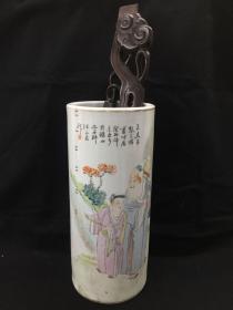 古调随自爱：清民瓷绘大家（汪永太）癸卯（1903）年浅绛人物帽筒锯钉精品一只：汪永太生卒不详，字芳林，又名汪永泰；是清民一位跨浅绛到粉彩两个时期的多产画师。此物设色淡雅，画面构图简洁，笔意潇洒流畅：峭崖苍茫，缤纷花树间，老者肩背古琴，银丝白髯，安详悠然；童子手持青杖，一脸稚气，天真可爱。表现出古人弹琴抒怀、寄情山水的淡泊明志；亦是百年前仲冬之月珠山西轩中（汪永太）心中的一片绚丽繁华。