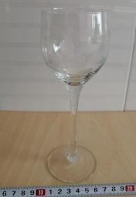 八十年代老玻璃酒杯，老葡萄酒杯，玻璃刻花，口径6.3厘米，高19厘米