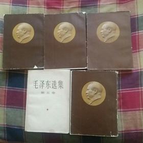 毛泽东选集65年宽版本，带书衣毛主席头像皮，竖版一套5本。5本书四角尖尖，好品了包邮价。