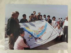 彩色照片：《中国三峡工程报》特约记者-邱远宏拍摄的彩色照片---中华儿女心中的三峡工程合影        共1张照片售     彩色照片箱3   00203