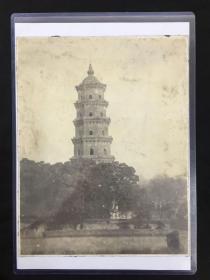 云散塔前千佛光：民国“宝塔”风景老照片精品一帧：晋、宋译经时始造“塔”字。塔为形高而顶尖的佛教建筑物,多为五层七级,也有高至十三级的,初为藏佛骨(舍利子)地方,后世也藏经于其中,俗称宝塔。此照摄影师布宝塔于画面黄金分割位置，垣壁苍树簇拥中，层层叠叠而上，挺拔威严、直冲云霄之势。民国建筑老照片以朴素而温情独特方式定格历史，使我们得以在过去朦胧霞光中，重新认识和反思切身的社交生活。