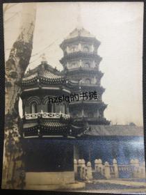 【照片珍藏】民国时期哈尔滨极乐寺塔(七级浮屠塔)及地藏殿旁鼓楼等景象，极乐寺相关详见描述，附今图。老照片麻面厚纸，尺寸较大、甚为难得（14x10.5cm）