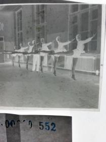 人像摄影 吉林摄影家刘恩泰拍摄 六七十年代底片1张 美女舞蹈演员练功 大长腿