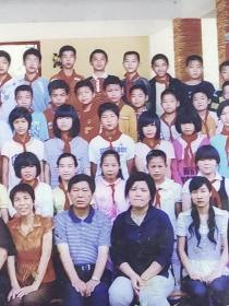 福州林则徐小学2009届六年五班毕业留念彩色照片.17.5×12.5厘米，背面有师生名字