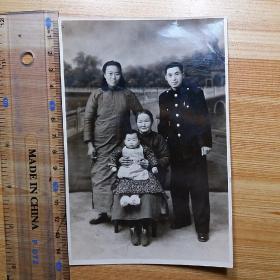 50年代:旗袍女子与公务员男子和老母亲及孩子的4人合影(较大张)