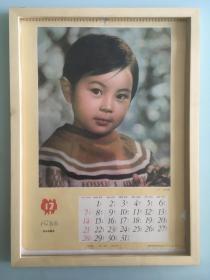 1986年 穿毛衣的小男孩 挂历散页 品相如图 尺寸四开 年代感强 时代气息浓厚。关于年画/挂历/年历画几点说明：1.大都为70～80年代的年历，部分有使用过的痕迹，有岁月的印记；2.与文创相结合，以期老物焕发新生机，使既可以怀旧，也可以成为一种装饰风格；3.由于年代较为久远，本身保存状况不一，有毛边、折损、局部有补的情况难免；4.配框拍摄为自然光线下实物拍摄，展现实际品相（标价不含框）