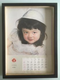 1986年 白色衣着的女童 品相如图 尺寸四开 挂历散页 着装时代特征浓郁 年代感强 关于年画/挂历/年历画几点说明：1.大都为70～80年代的年历，部分有使用过的痕迹，有岁月的印记；2.与文创相结合，以期老物焕发新生机，使既可以怀旧，也可以成为一种装饰风格；3.由于年代较为久远，本身保存状况不一，有毛边、折损、局部有补的情况难免；4.配框拍摄为自然光线下实物拍摄，展现实际品相（标价不含框）