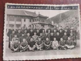 上海市冶金局系统职工光荣来杭州屏风山工人疗养院休养留影。1952年4月9日第44期。