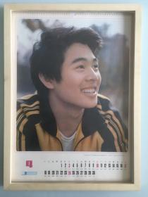 80年代 年轻时期的李连杰 品相如图 尺寸四开 挂历散页 年代感强 时代气息浓厚。
关于年画/挂历/年历画几点说明:1.大都为70~80年代的年历,部分有使用过的痕迹,有岁月的印记;2.与文创相结合,以期老物焕发新生机,使既可以怀旧,也可以成为一种装饰风格;3.由于年代较为久远,本身保存状况不一,有毛边、折损、局部有补的情况难免;4.配框拍摄为自然光线下实物拍摄,展现实际品相(标价不含框)