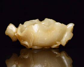 和田玉荷叶笔洗
规格:   11.6×4.6×4.2厘米   重   125克