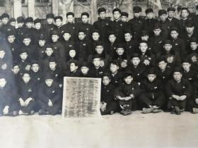 1950年天津市人民政府行政处所属各工厂联合表模大会全体职工合影1米75长幅照片