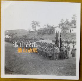 老照片：1950年，重庆沙坪坝小杨公桥——财院操场上，出发前的解放军。看背题