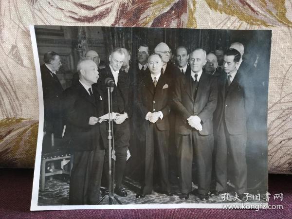 【民国时期珍贵史料：1948年12月 英国《每日电讯报》官方照片 现代出版家、政治家、前商务印书馆总经理 王云五 出访英国在上议院发言 银盐大照片 尺寸21.4*16.3厘米 】照片背面有剪报内容、版权章及出版戳记。照片中也可见被誉为“民国第一外交家”的联合国第一届大会代表顾维钧同场出席（第一排右数第三位）。厚相纸，内容好，品相佳，珍贵、罕见！