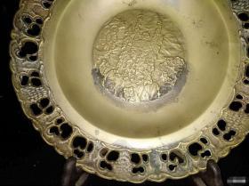 老纯铜铜盘（像装糖果的）
具体年代不详。尺寸直径22.7厘米。重1.03斤。