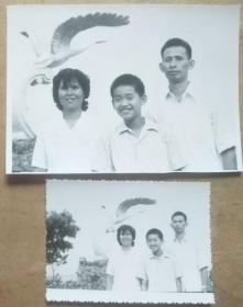 80年代黑白照片-一家三口在松花江畔合影（2张）