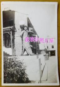 民国老照片：民国旗袍美女——你看她多么的快乐！1938年，看背题。背景疑似“民立女中”校园，藏家自鉴！【 民国——上海私立民立女子中学（简称“民立女中”，今上海市第十中学）—美女—学生—凤仙系列】