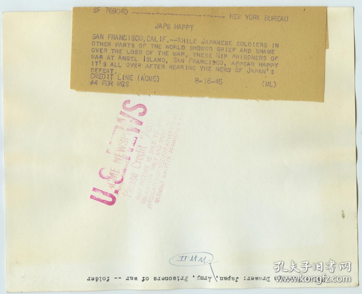 1945年8月16日，日本宣布投降的第二天，关押在美国加利福尼亚天使岛上的日本战俘合影老照片，当听说天皇宣布投降的时候，集体露出了快乐的笑容