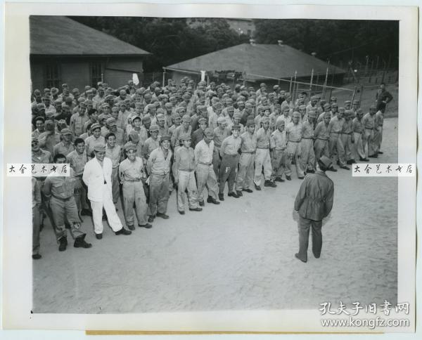 1945年8月16日，日本宣布投降的第二天，关押在美国加利福尼亚天使岛上的日本战俘合影老照片，当听说天皇宣布投降的时候，集体露出了快乐的笑容