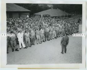 1945年8月16日，日本宣布投降的第二天，关押在美国加利福尼亚天使岛上的日本战俘合影老照片，当听说天皇宣布投降的时候，集体露出了快乐的笑容