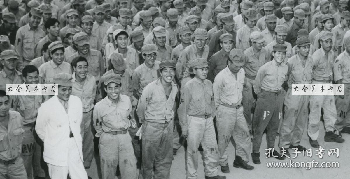 1945年8月16日，日本宣布投降的第二天，关押在美国加利福尼亚天使岛上的日本战俘合影老照片，当听说天皇宣布投降的时候，集体露出了快乐的笑容