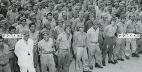 1945年8月16日，日本宣布投降的第二天，关押在美国加利福尼亚天使岛上的日本战俘合影老照片，当听说天皇宣布投降的时候，集体露出了快乐的笑容