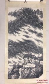 h.0051s张仁芝《翠岭横云》北京市美协理事，北京画院画家，河北省承德兴隆县人，原装裱镜芯品相自然旧，尺寸为136x69