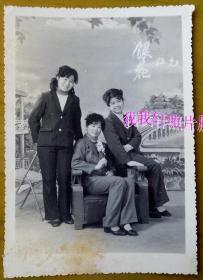 老照片：美女——银花——照相馆布景。1982年。【陌上花开——50年代“重庆大学”毕业美女家庭系列】